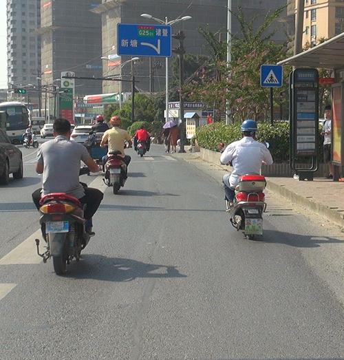 城區(qū)還有農(nóng)村道路？通惠南路這個(gè)路段機(jī)非人混行