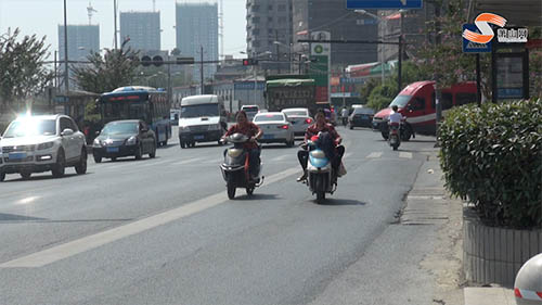 城區(qū)還有農(nóng)村道路？通惠南路這個(gè)路段機(jī)非人混行