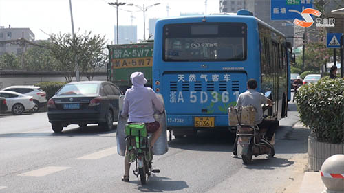 城區(qū)還有農(nóng)村道路？通惠南路這個(gè)路段機(jī)非人混行