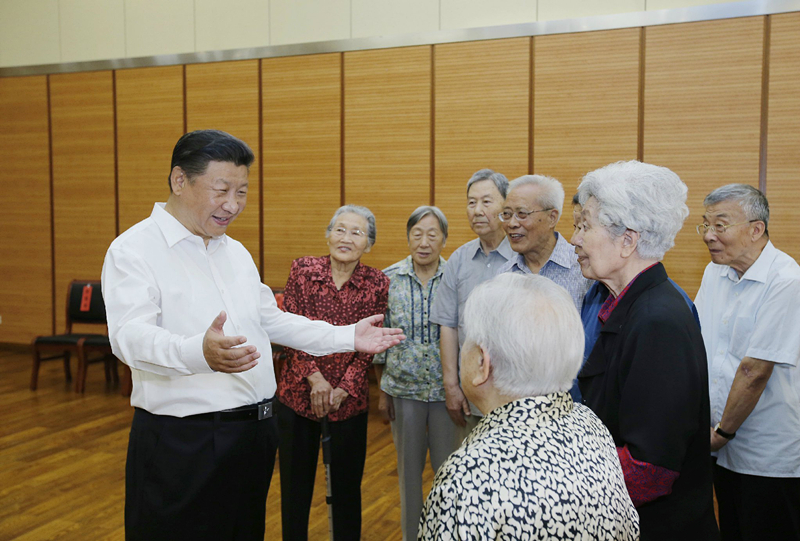 2016年9月9日，習(xí)近平總書記在北京市八一學(xué)校同母校老教師們親切交談。