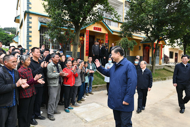 2021年4月25日，習(xí)近平總書記在桂林市全州縣才灣鎮(zhèn)毛竹山村考察時，同鄉(xiāng)親們親切交流。