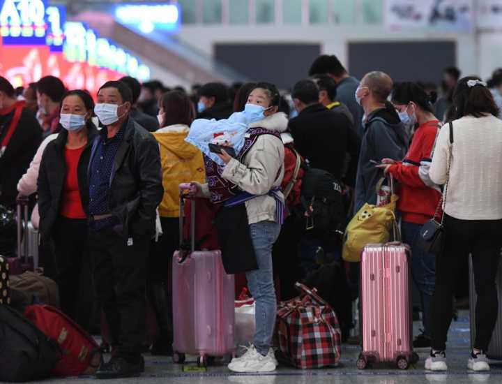 1月17日，旅客在深圳北站候車。新華社記者 梁旭 攝