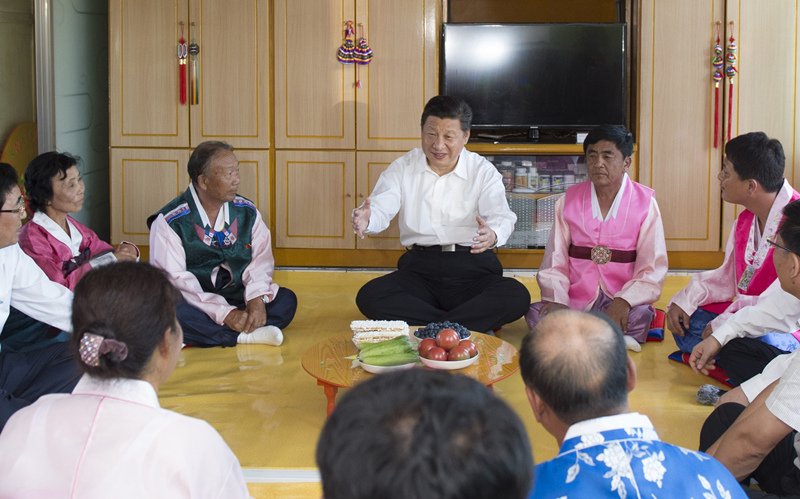 2015年7月16日，習近平在吉林省延邊朝鮮族自治州和龍市東城鎮(zhèn)光東村農戶家中同村民們親切交談。