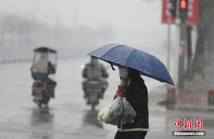 資料圖：沈陽(yáng)市民冒雪出行。　于海洋 攝