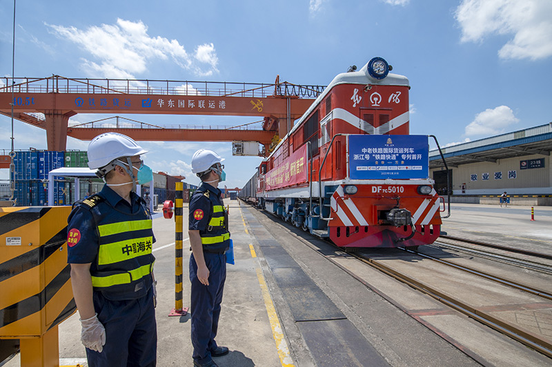 2022年6月29日，浙江金華，中老鐵路國際貨運列車浙江號“鐵路快通”首趟專列經海關監(jiān)管后，從浙江省鐵路金華南站鳴笛啟程，經磨憨口岸駛向老撾萬象。